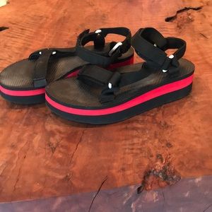 TEVA FLATFORM UNIVERSAL SANDALS  9 NEVER WORN
